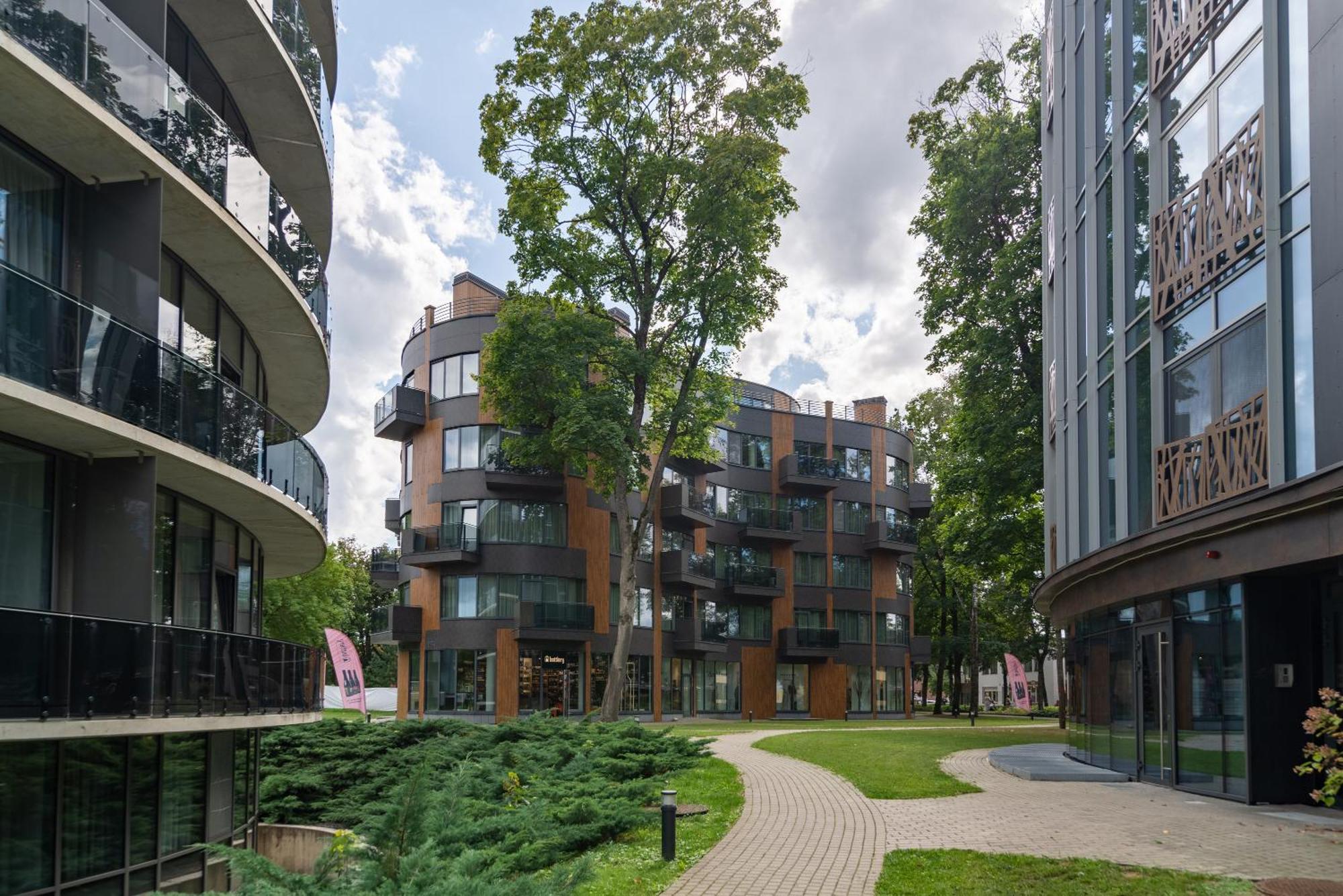 2 Bedroom Apt, 2 Garage Spots & Balconies, Self Check-In, By Cohost ดรูซกินินไก ภายนอก รูปภาพ