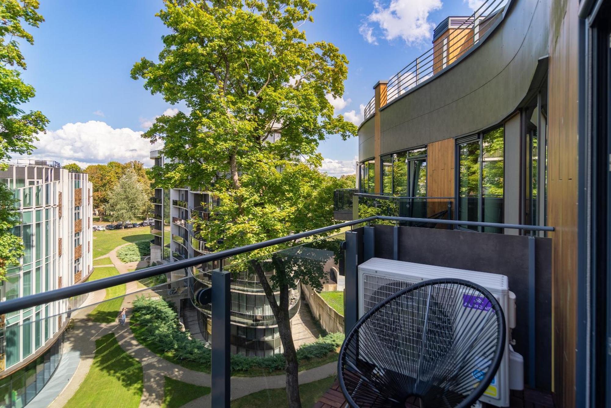 2 Bedroom Apt, 2 Garage Spots & Balconies, Self Check-In, By Cohost ดรูซกินินไก ภายนอก รูปภาพ